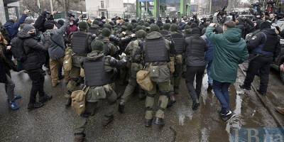 Протесты под каналом НАШ: полиция задержала четырех человек