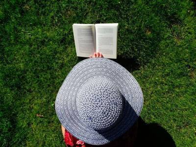 Ученые рассказали о пользе чтения на свежем воздухе
