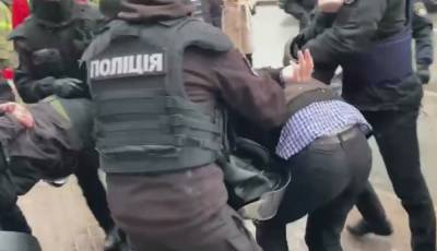 Киев трясет: на улицы вывели Нацгвардию и полицию - начались стычки с протестующими