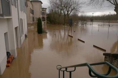 Во Франции сильное наводнение: людей массово эвакуируют (ФОТО)