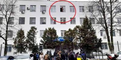 Требует, чтобы приехал Аваков: задержанный во время митинга возле канала НАШ угрожает выпрыгнуть из окна — видео