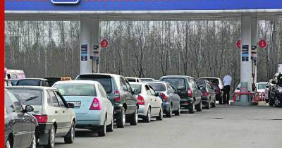 Из-за перебоев с бензином в Хабаровске начали продавать места в очереди на АЗС