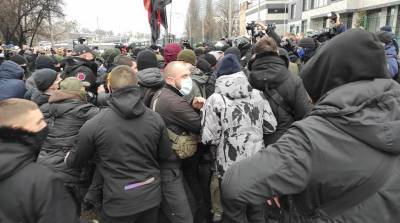 В Киеве радикалы пикетируют телеканал "НАШ"