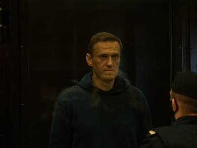 Навального доставят в суд по делу о клевете на ветерана