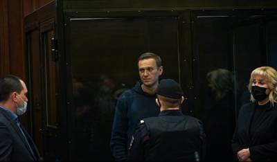 Травили, судили, боялись: биография российского политика Алексея Навального