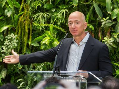 Безос планирует покинуть пост главы Amazon и мира