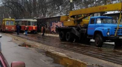 В Киеве трамвай "потерял" колесо прямо на ходу и сошел с рельсов: фото с места ЧП