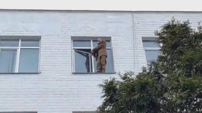 Задержанный на акции возле канала "НАШ" угрожает выпрыгнуть из окна отделения полиции и требует приезда Авакова. ВИДЕО