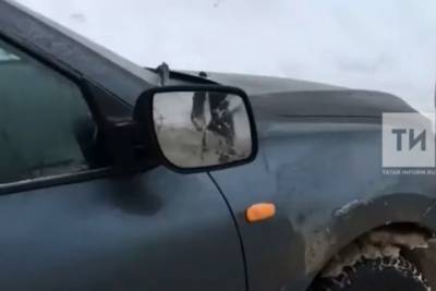 В Казани легковушка протаранила шесть машин на парковке и скрылась
