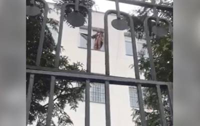 Задержанный у телеканала НАШ активист угрожает выброситься из окна