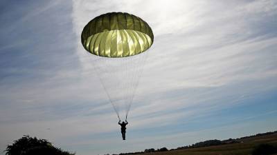 Новосибирские курсанты выполнили первые прыжки с парашютом