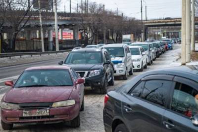 В Хабаровске на фоне дефицита бензина и дизельного топлива начали продавать места в очереди на автозаправках