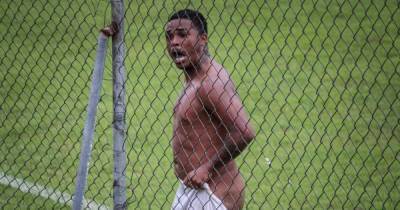 Бразильского футболиста "забанили" на 8 матчей за показанный соперникам пенис