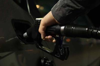 Бензин по 100 рублей и места в очереди на АЗС начали продавать в Хабаровске