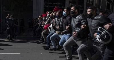Слезоточивый газ и "коктейли Молотова": в Греции студенты вышли на митинги (фото)