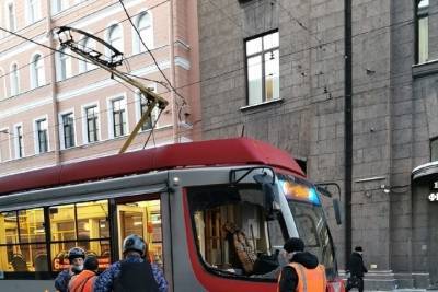 Неадекватная женщина разбила стекло в трамвае у станции Площадь Ленина