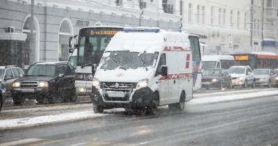 Умение вывернуть при заносах, штрафы на заснеженных улицах: эксперты — о поездках в калининградскую зиму