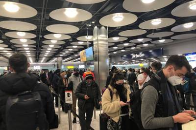 Тысячи разгневанных долгим ожиданием пассажиров устроили «хаос» в аэропорту