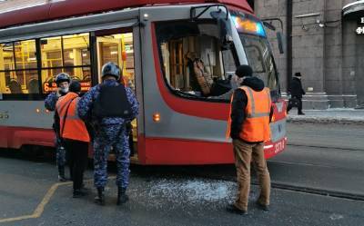 Агрессивная петербурженка разбила стекло в трамвае у площади Ленина