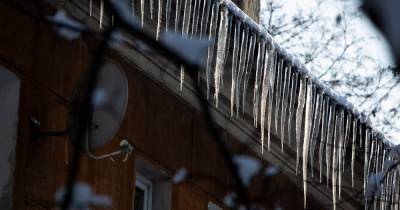 Убрать машины от зданий и быть осторожными: в Калининграде возможны сходы наледи с крыш — мэрия