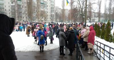 Более 450 человек эвакуировали из школы в Черкассах — помещение "заминировал" первоклассник (3 фото)
