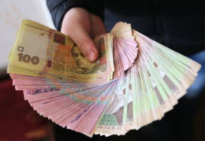 Украинцы, которым задерживают зарплаты и пенсии, получат компенсацию: детали