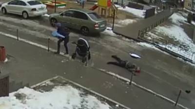 Появилось видео момента падения мужчины на коляску с младенцем в Воронеже