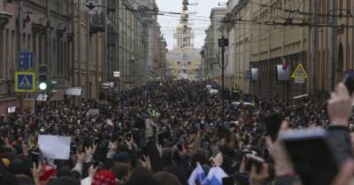 Кремль: в России нет репрессий, а спецприемники и автозаки переполнены из-за самих протестующих