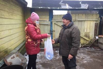 Добровольцы помогли многодетной семье из Пыталовского района с продуктами
