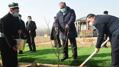 Эмомали Рахмон принял участие в закладке нового интенсивного сада