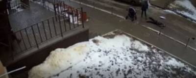 Тело падающего мужчины убило младенца в коляске в Воронеже