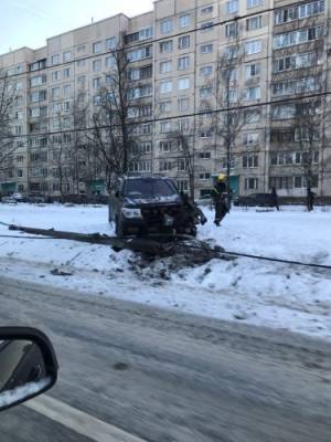 На Шлиссельбургском проспекте в Петербурге иномарка врезалась в столб