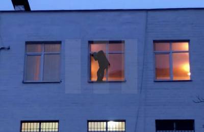 «Держите меня трое…»: Угрожавший выброситься из окна отделения полиции националист закончил свой перфоманс и слез с окна