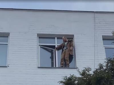 Активиста, который угрожал прыгнуть с окна на четвертом этаже отделения полиции в Киеве, уговорили спуститься