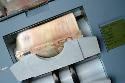 Нацбанк увеличил е-лимит на некоторые валютные операции: кого это касается