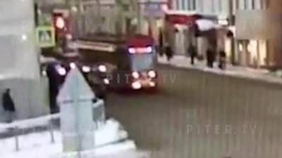 Неадекватная женщина остановила движение трамваев у метро "Площадь Ленина"