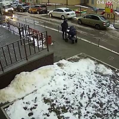 В Воронеже 30-летний мужчина упал из окна дома прямо на коляску с ребёнком
