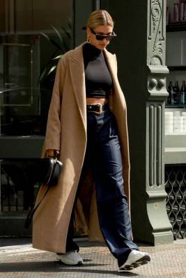 Игра на опережение: Хейли Бибер в самых модных джинсах наступающей весны
