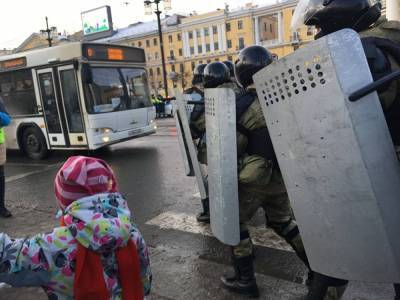 В Петербурге матери 11-летней девочки, задержанной на митинге, вынесли предупреждение
