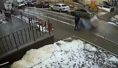 Появилось видео, как мужчина упал с многоэтажки на коляску с младенцем в Воронеже