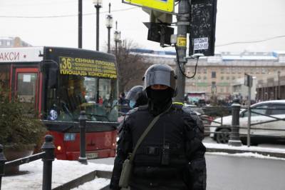 Полиция Петербурга объяснила отправку задержанных в Ленобласть