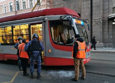 Неадекватная дама разбила пакетом окно петербургского трамвая