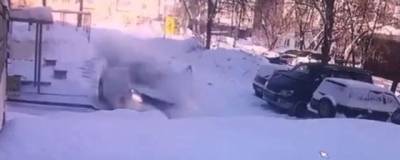 В Новосибирске глыбы льда упали на автомобиль с людьми у жилого дома