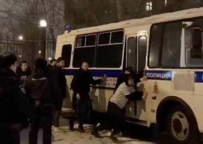 В Москве заглох автозак с арестованными за митинги. Они помогли полиции и подтолкнули его