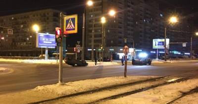 Автомобиль перевернулся в Петербурге из-за снегоуборочной техники