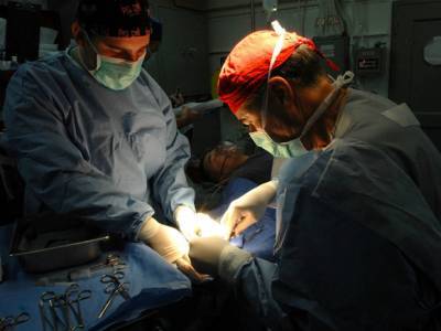 Врачи в США провели уникальную операцию по пересадке рук и лица (фото)