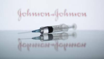 Johnson & Johnson направила запрос на одобрение вакцины от COVID в США