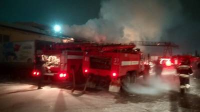 В Омске произошел пожар на крупном складе