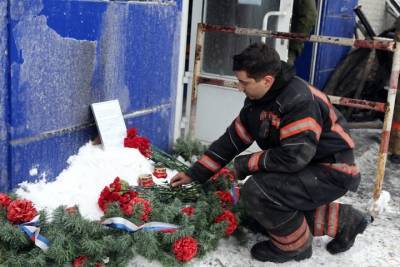 Путин наградил погибших при тушении красноярского склада пожарных