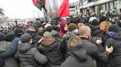 Валентин Гладких - Протесты возле телеканала «НАШ»: полиция открыла уголовные производства по двум статьям - ru.slovoidilo.ua - Киев